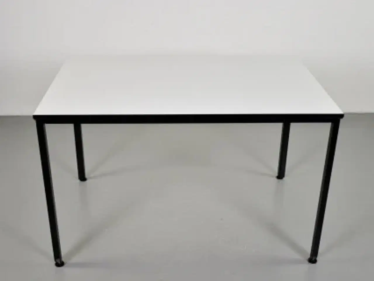 Billede 1 - Møde-/konferencebord med hvid plade og sort stel.