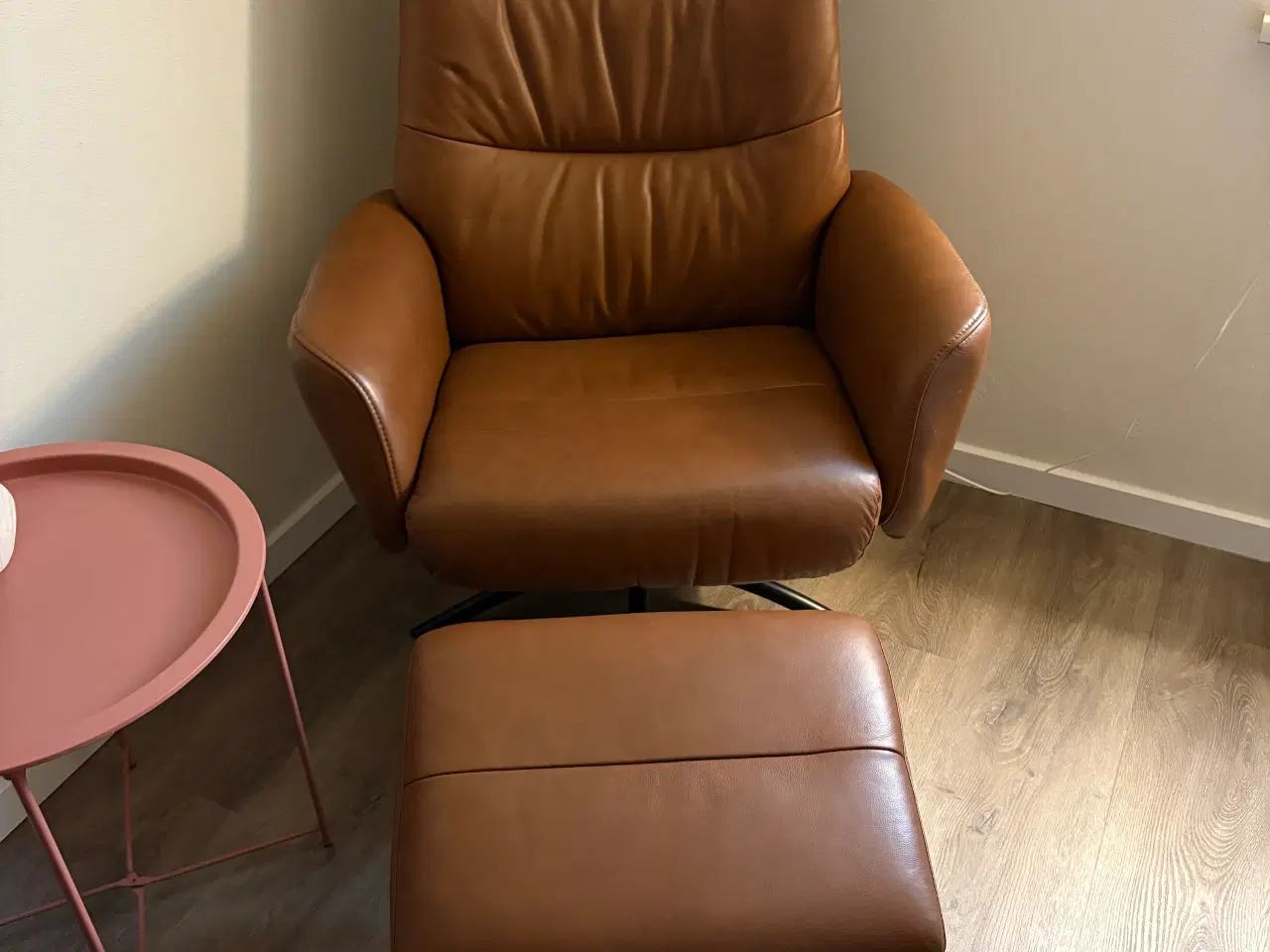Billede 2 - Læne/drejestol i brunt læder med fodskammel. 