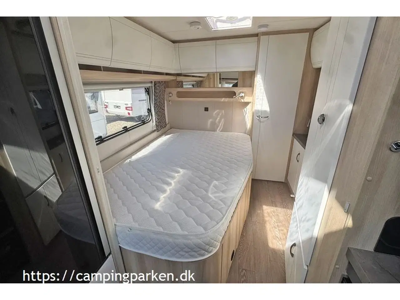 Billede 10 - 2024 - Hobby De Luxe 495 WFB   Næsten ny med meget udstyr, mover og tagmonteret markise. Ny pris over kr. 330.000