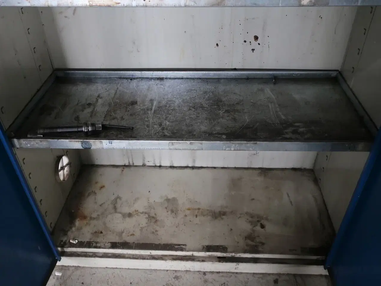 Billede 4 - Kemiskab med indhold