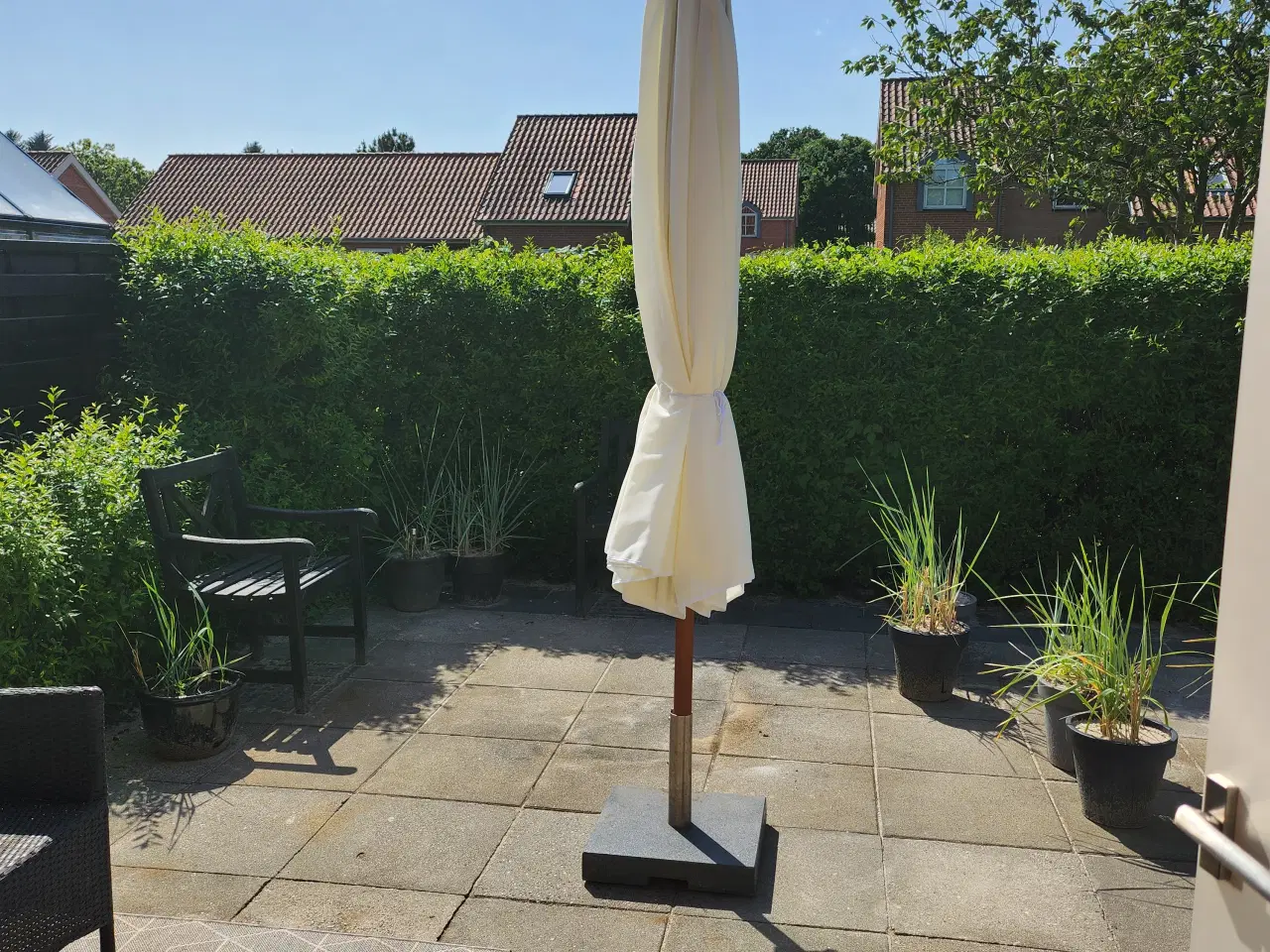 Billede 1 - Stor parasol i træ med fod 