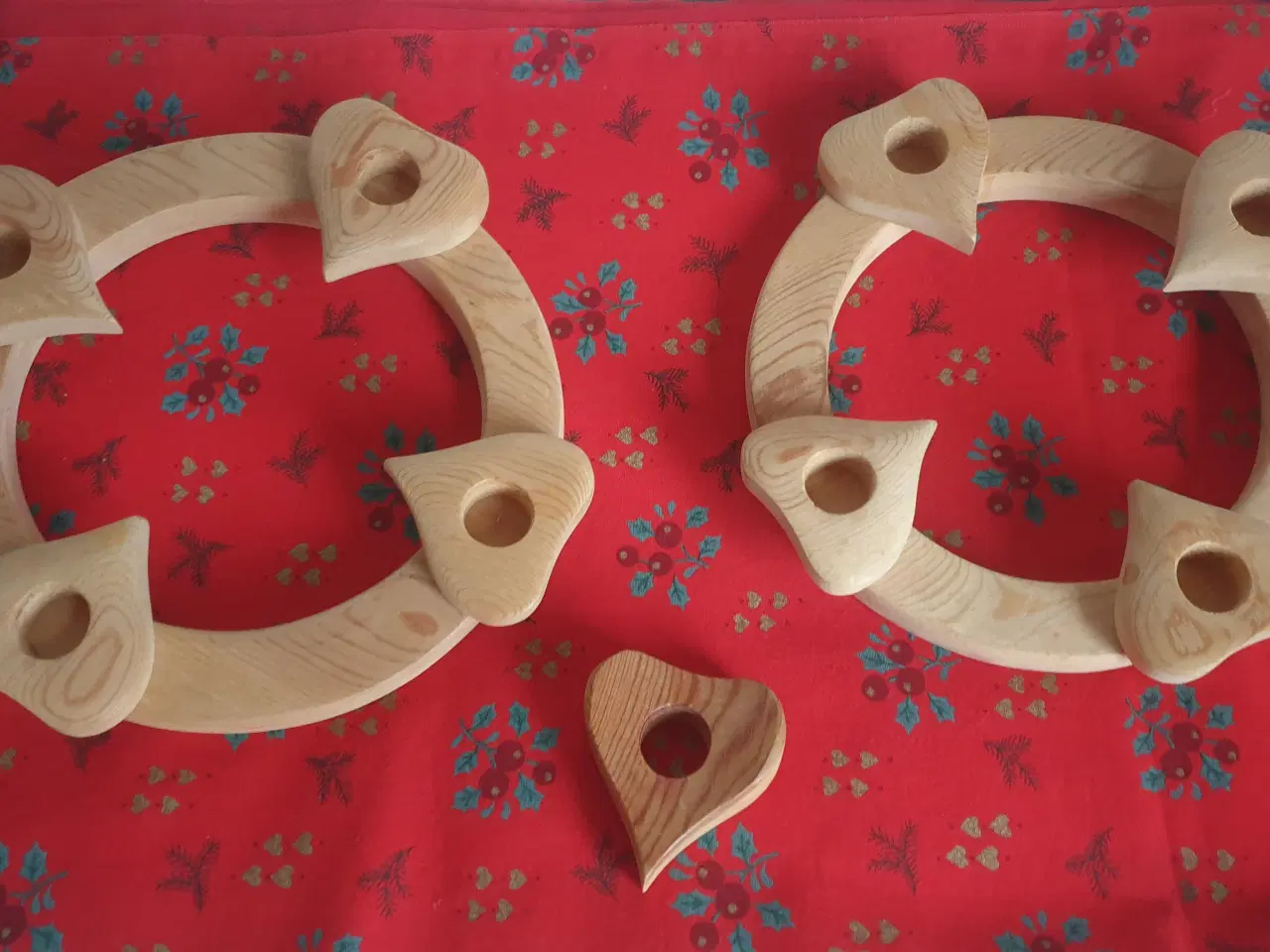 Billede 2 - Træ-Hjerter, til pynt og som lysestager.