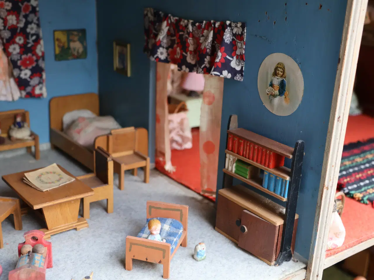Billede 4 -  Stort Gl Dukkehus m/mange fine møbler og detaljer