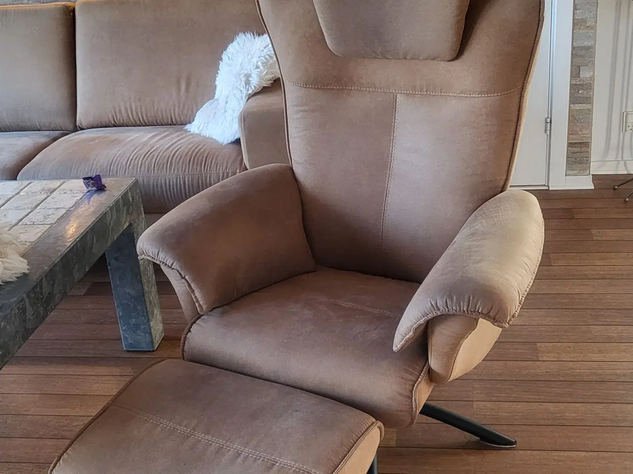 Billede 2 - Chaiselong sofa m. 2 lænestole + fodskamler