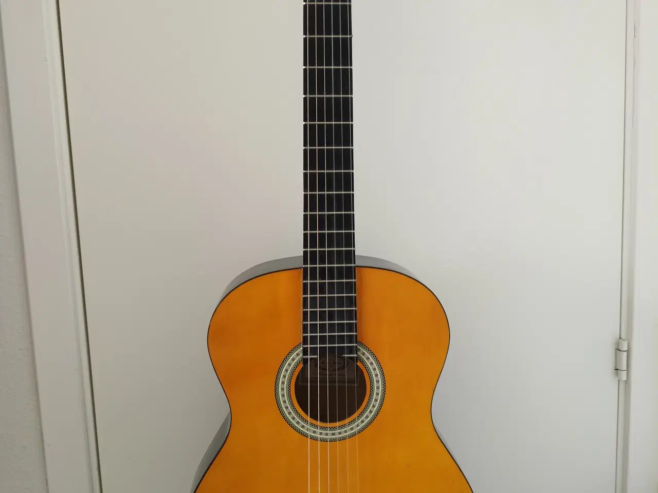 Billede 1 - Pæn og velholdt billig guitar