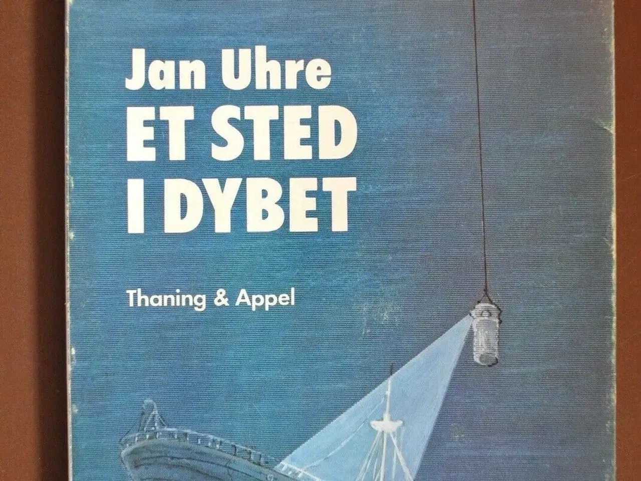 Billede 1 - et sted i dybet, af jan uhre, emne: historie og sa