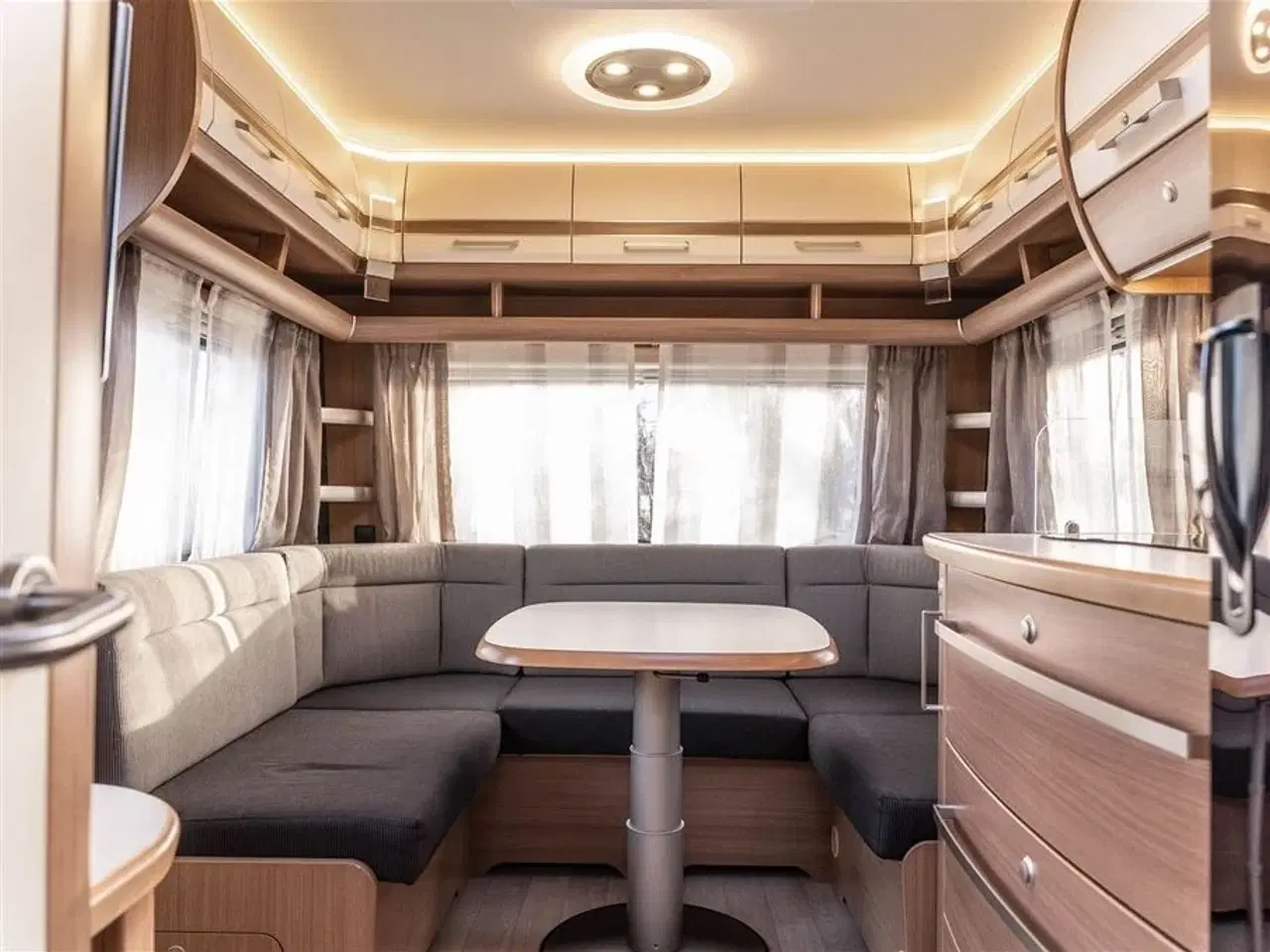 Billede 2 - 2016 - Fendt Bianco Selection 515 SG Rummelig kvalitetsvogn med enkeltsenge