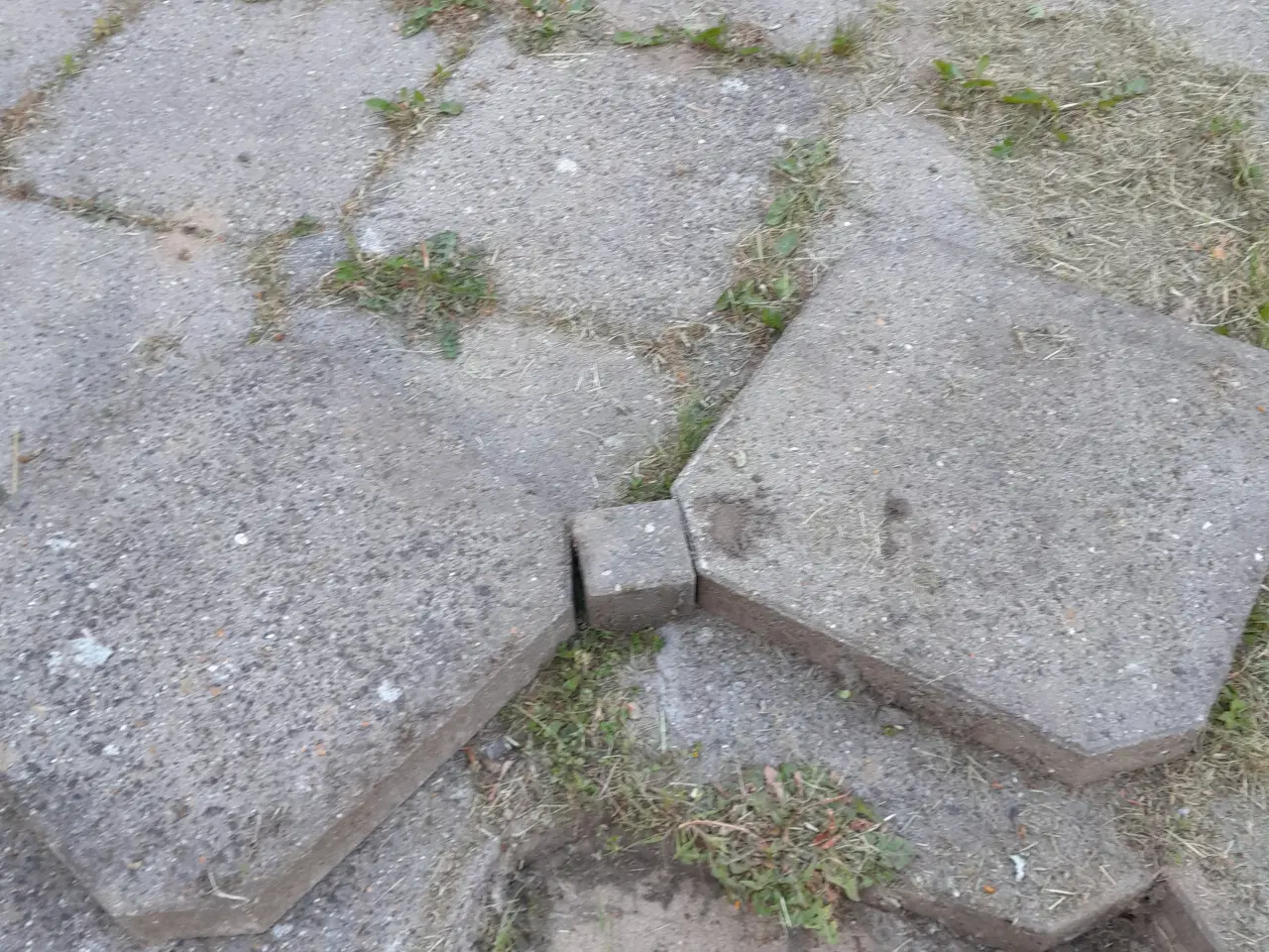 Billede 1 - Fliser bortgives ca 20 m² 94 stk samt 10x10 cm ste