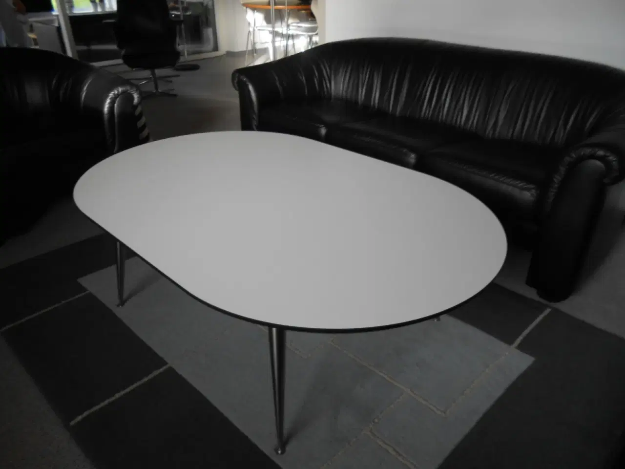 Billede 1 - Sofabord hvid laminat med stålben .