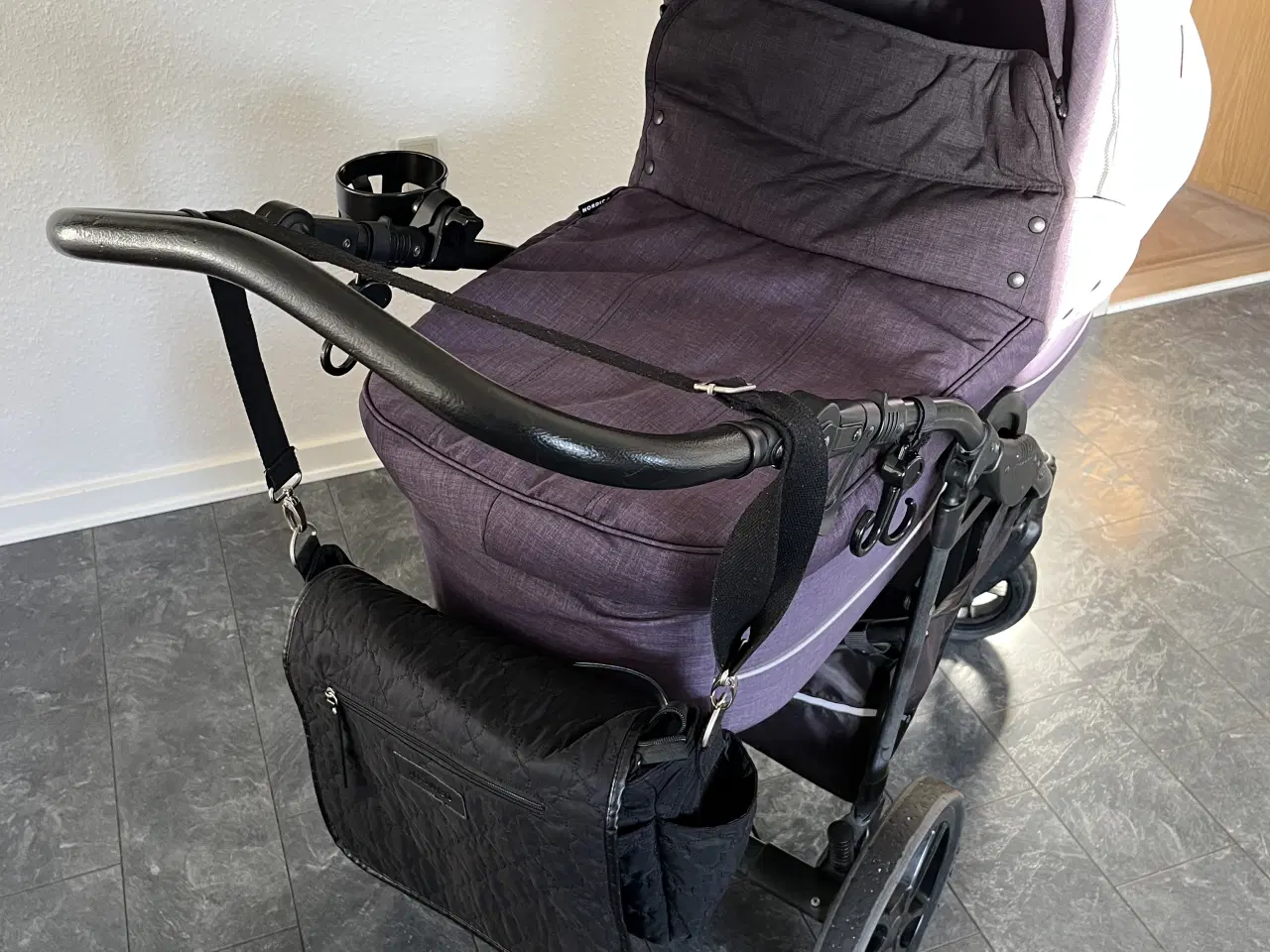 Billede 1 - Barnevogn med alt tilbehør 