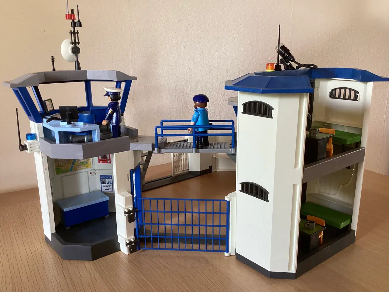 Billede 7 - Politikommandocentral med fængsel, Playmobil nr. 6