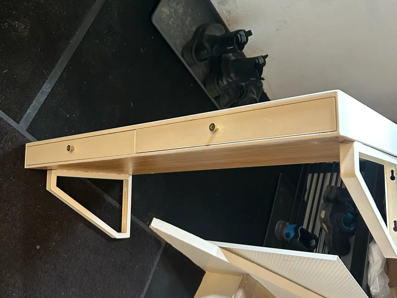 Billede 3 - Hvidt lille skrive/sminkebord