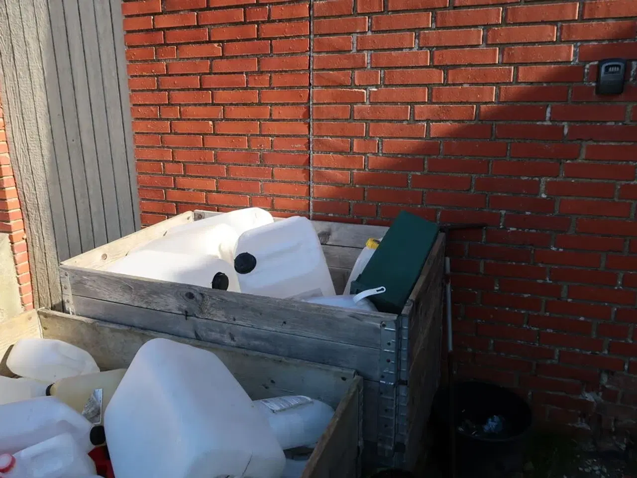 Billede 4 - 2 stk. paller med div. Dunke samt planter