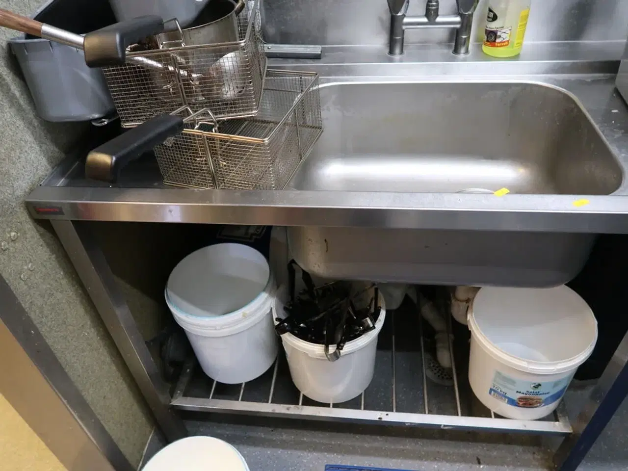 Billede 2 - Rustfri stålbord med vask og armatur