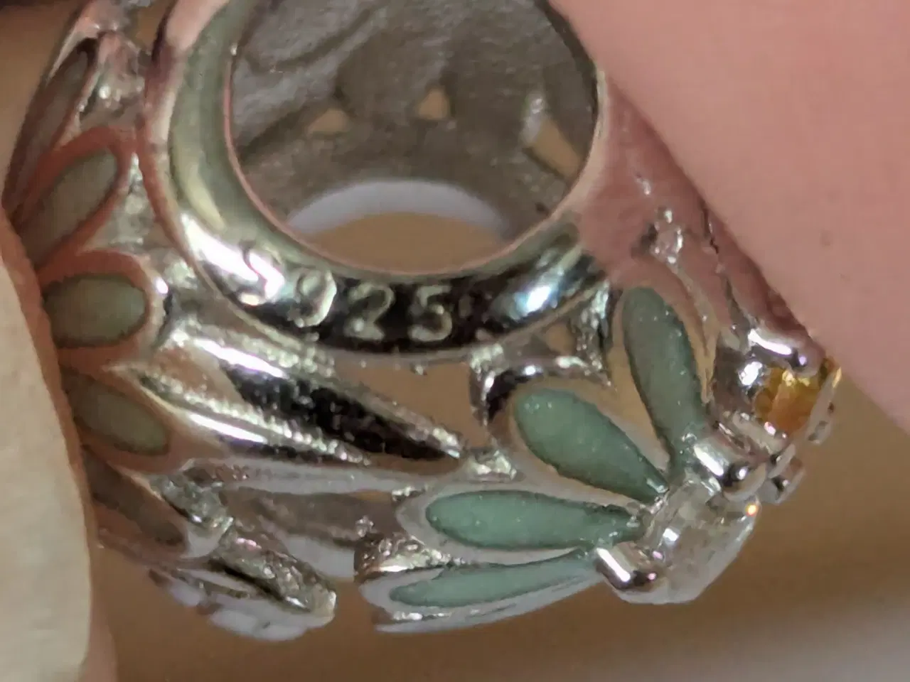 Billede 7 - Charm kugle med Daisyblomst og bi 🐝