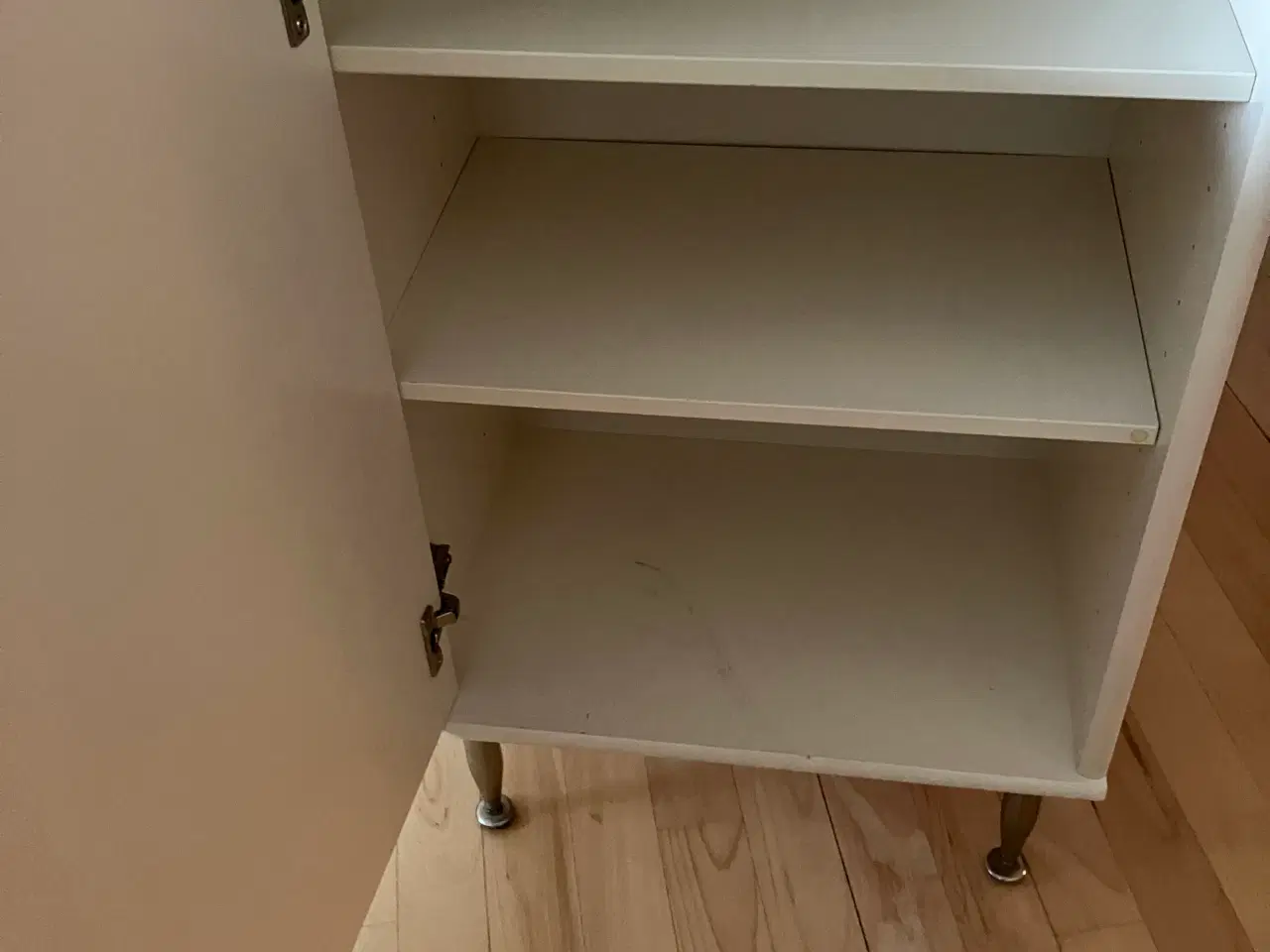 Billede 2 - Skab, højt med låge.