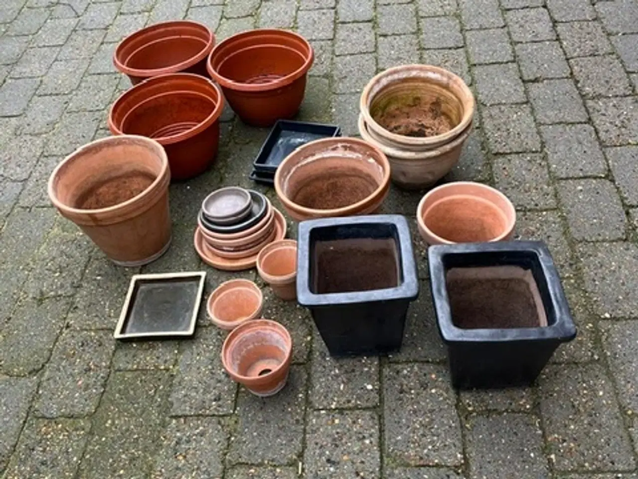 Billede 1 - Diverse potter og underskåle, nogle af plastik.