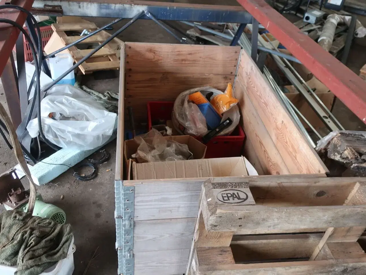 Billede 7 - 2 stk. rullebukke, paller, reoler, reservedele, værktøj, stiger m.m.