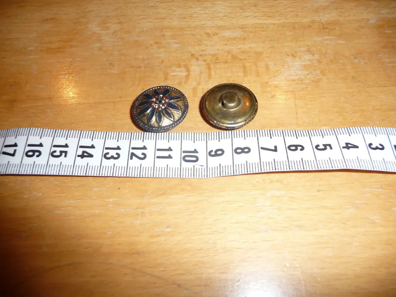 Billede 1 - 2 gamle metal knapper med blomst