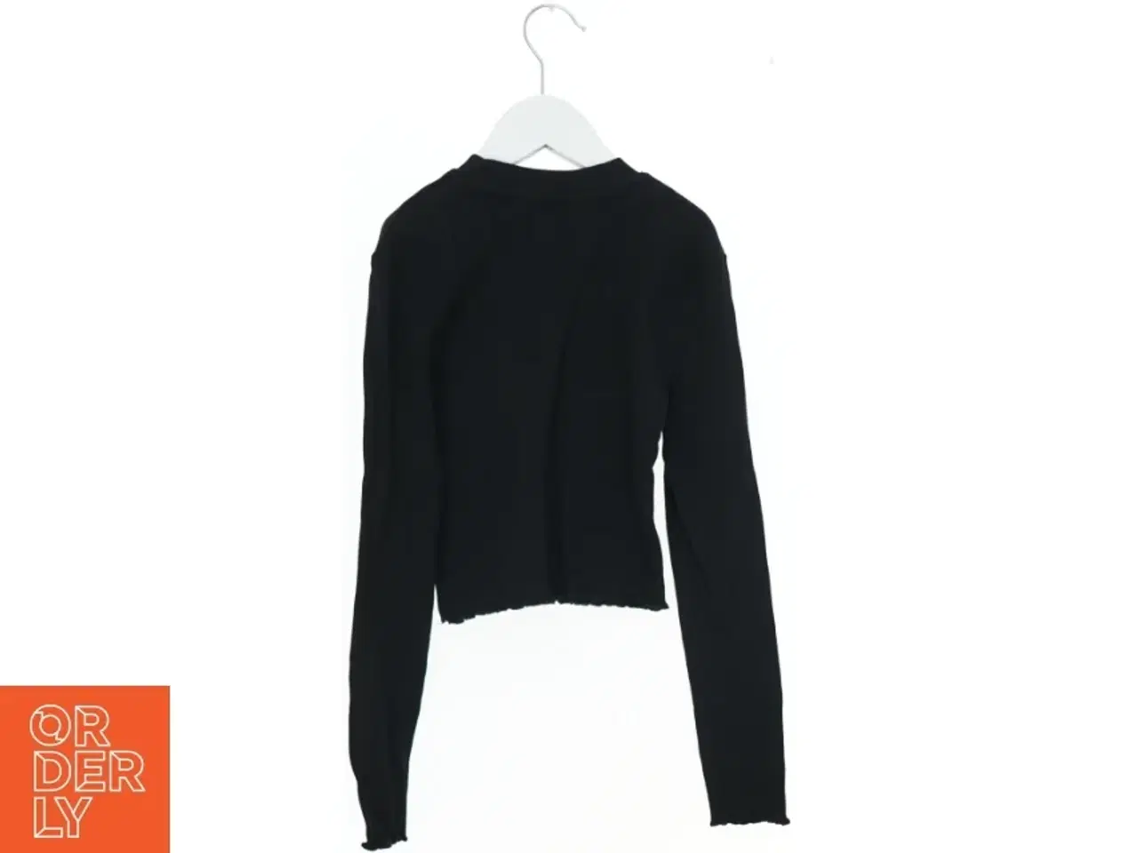 Billede 2 - Langærmet sort bluse med tekst fra H&M (str. 140)