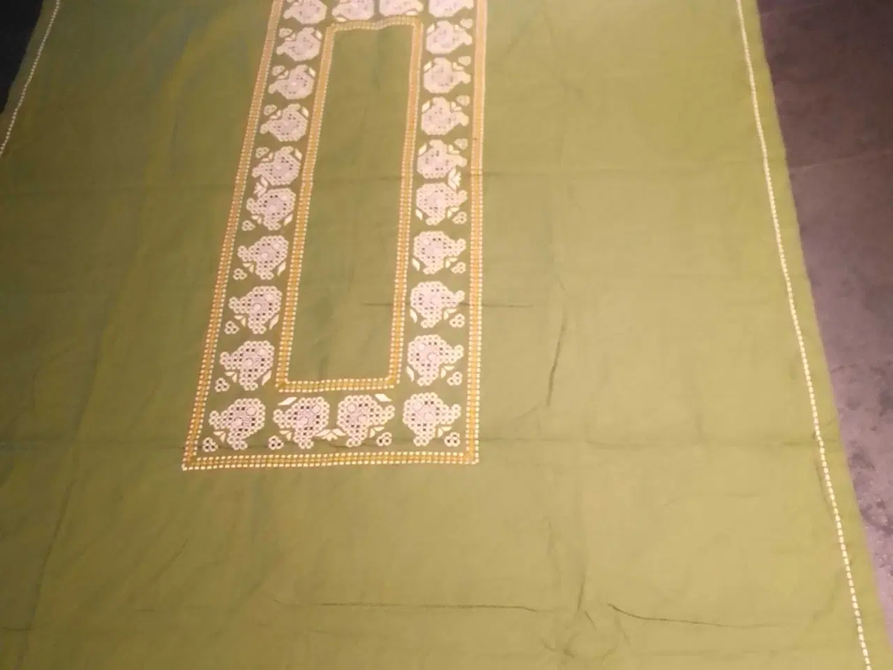 Billede 3 - Broderet khaki farvet du , stor dug