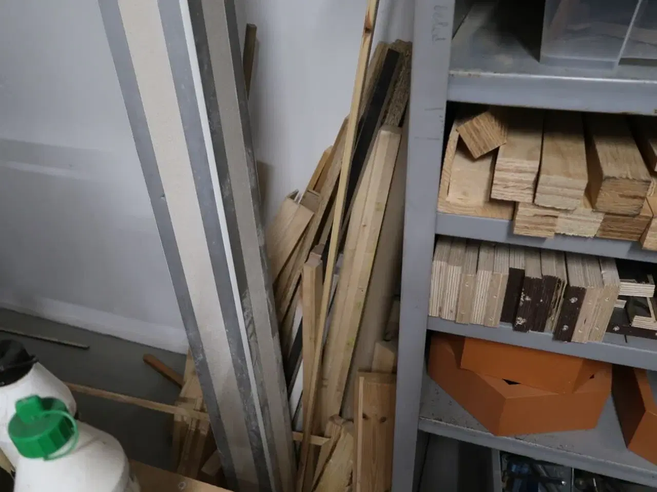 Billede 16 - Arbejdsborde/reoler med div. Varelager og værktøj