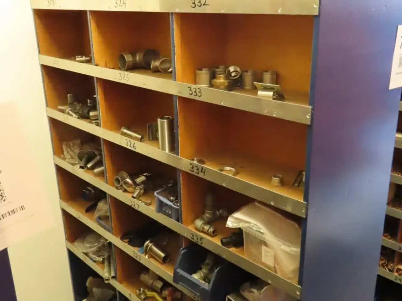 Billede 2 - Reol med indhold af diverse beslag, fittings mv.