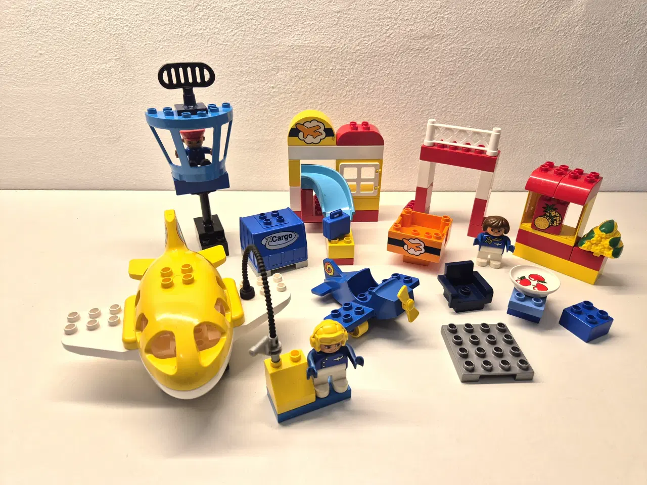 Billede 1 - Duplo Lufthavn med Fly, Mennesker, Bygningsdele 