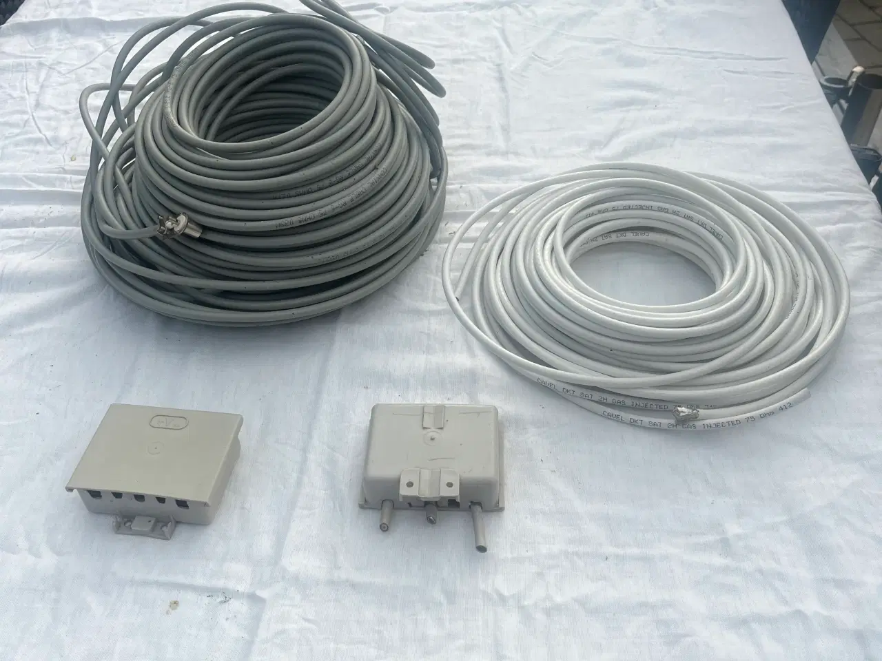 Billede 1 - 2 ruller antennekabler med fordelerdåse