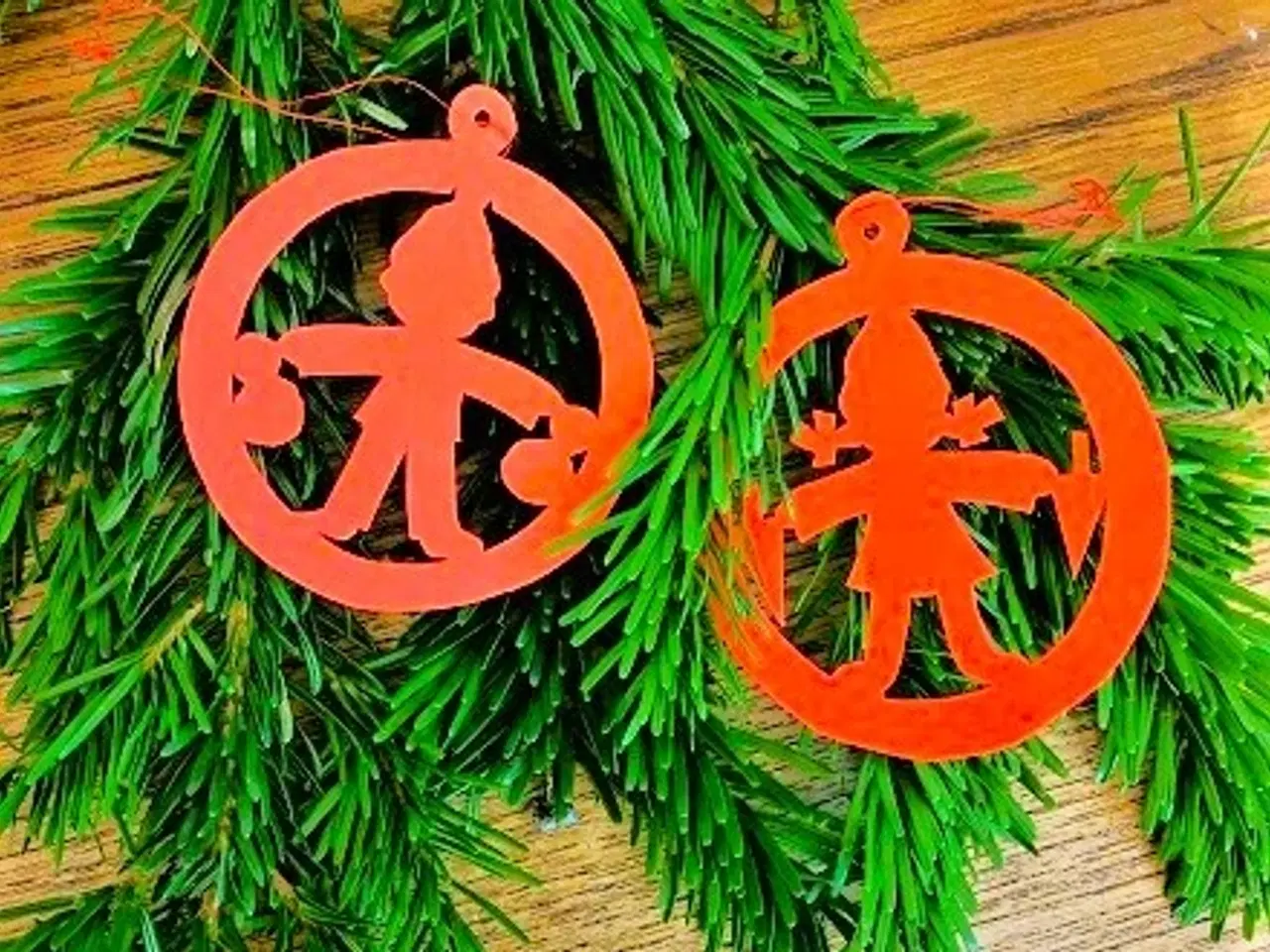 Billede 3 - JULEKLIP. Håndskåret i rød og hvid karton. Nisser,