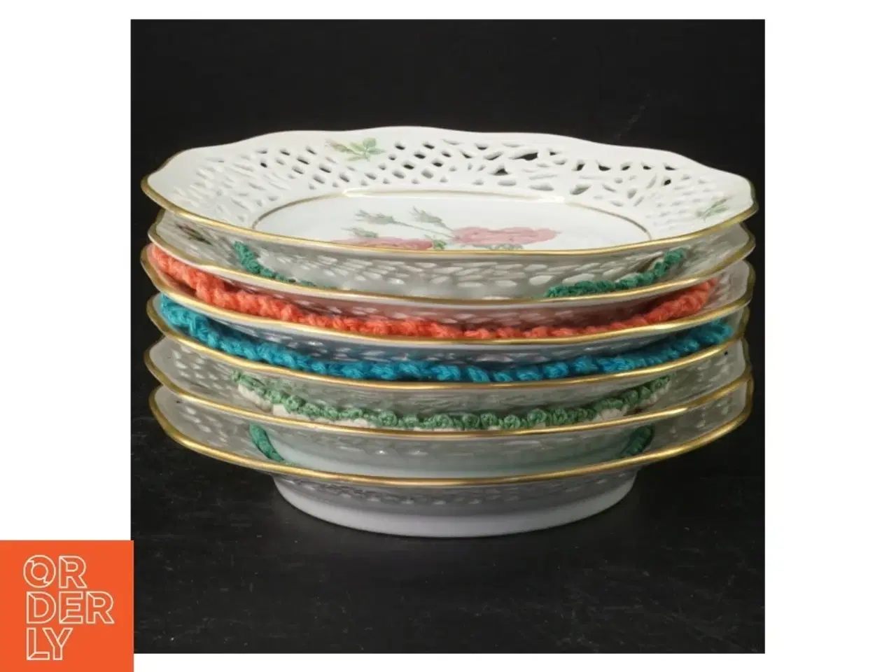 Billede 1 - Porcelænstallerken med gennembrudt kant og rosendekoration fra Firkløveren