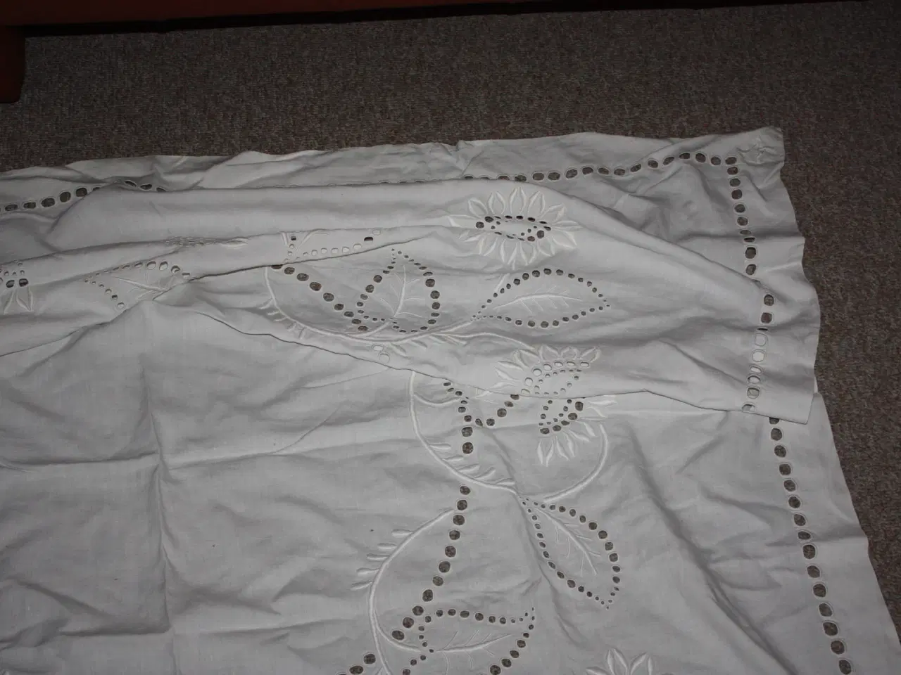 Billede 4 - Smuk gammel broderet dug 125 cm x 120 cm