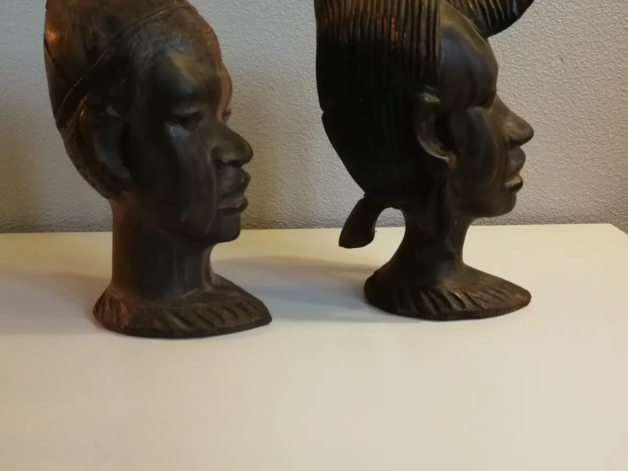 Billede 2 - Afrikanske håndskårne buster.