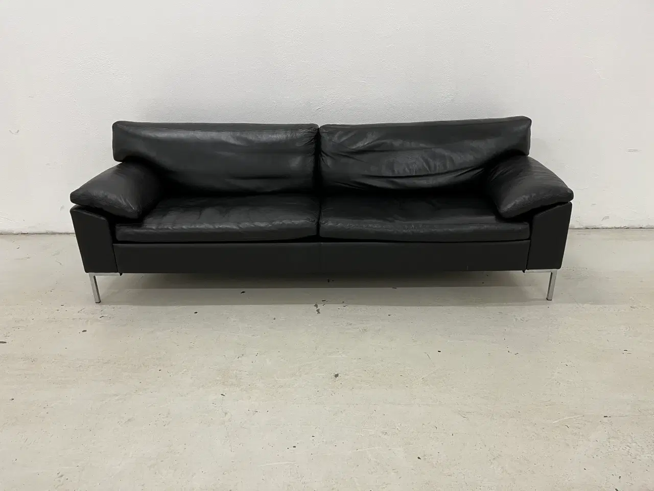 Billede 1 - 3 Pers.DC8900 Sofa i sort læder og på ben i stål.