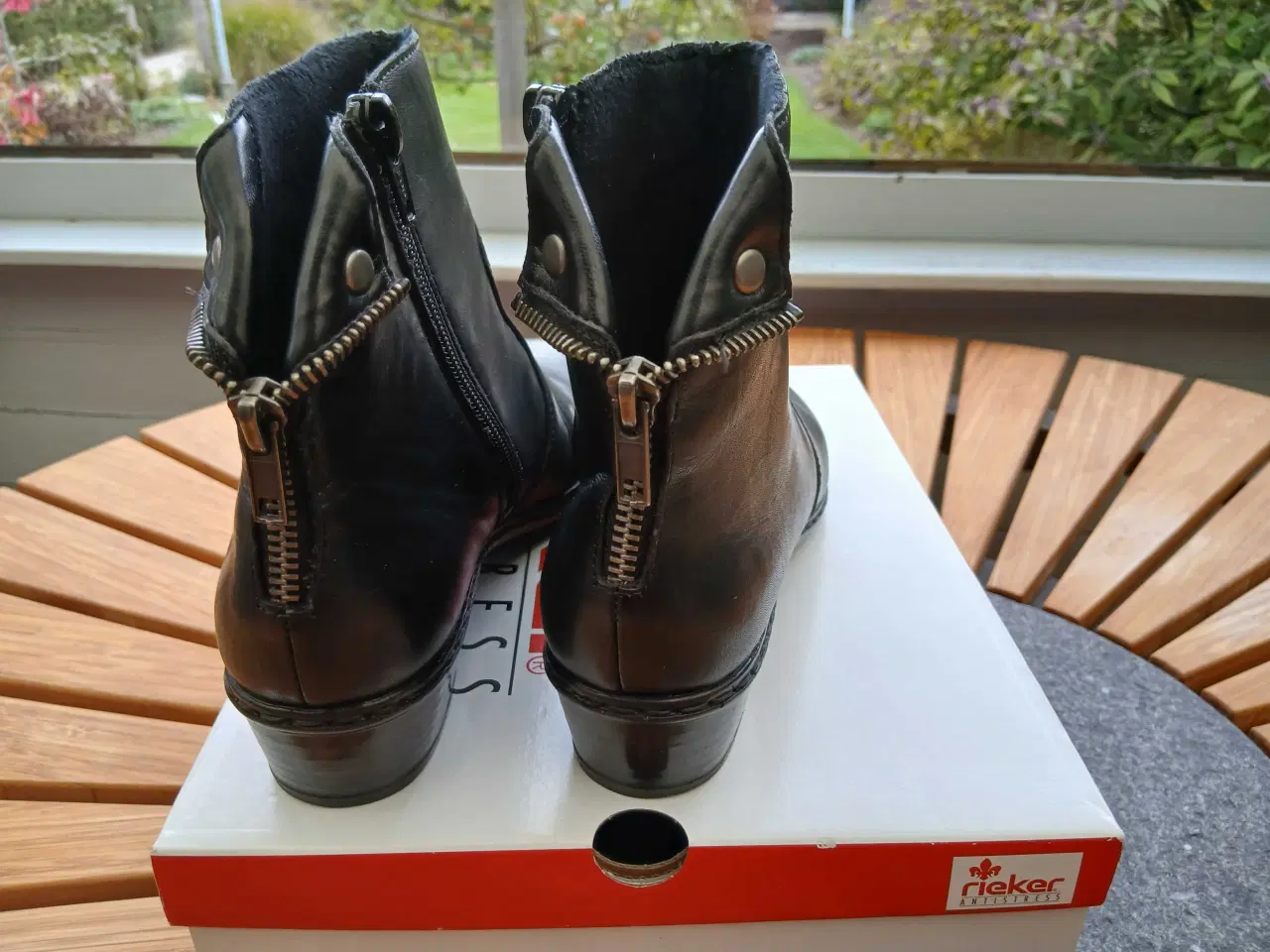 Billede 2 - Sort støvlet Rieker