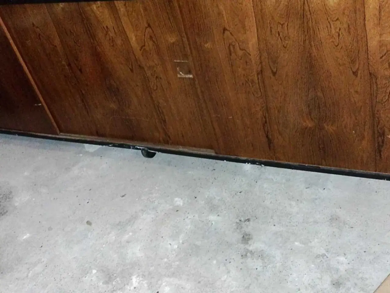 Billede 1 - Skøn palisander skænk med skydelåger og på hjul.