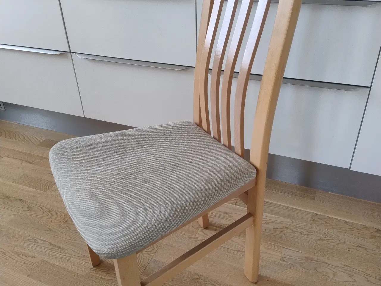Billede 1 - Højrygget spisestuestol i bøgetræ med stofbetræk.