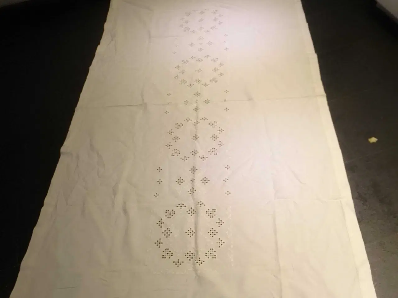 Billede 2 - Fin hvid broderet dug