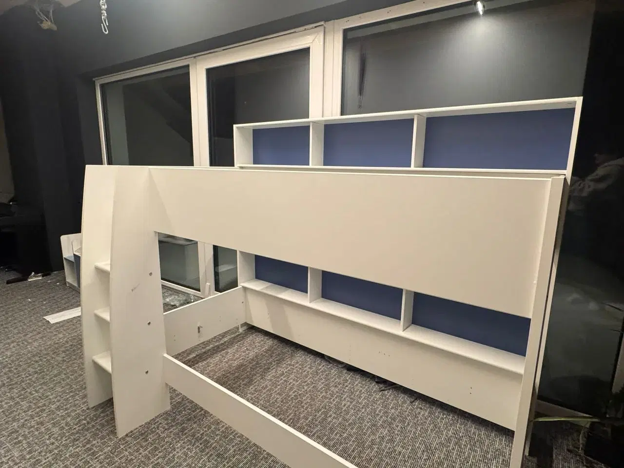 Billede 2 - Halvhøj seng med reol hvid