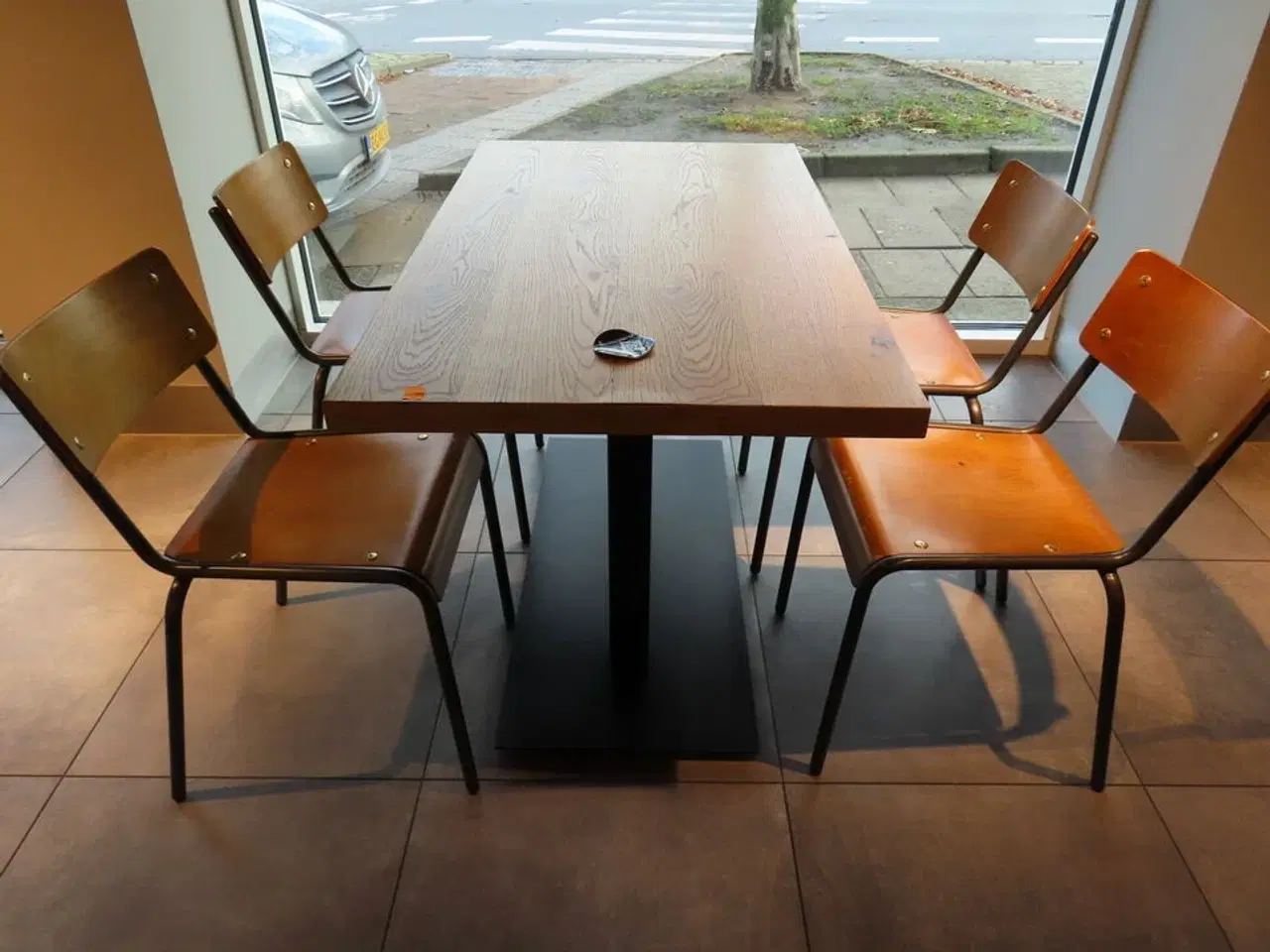 Billede 2 - Bord med fire stole
