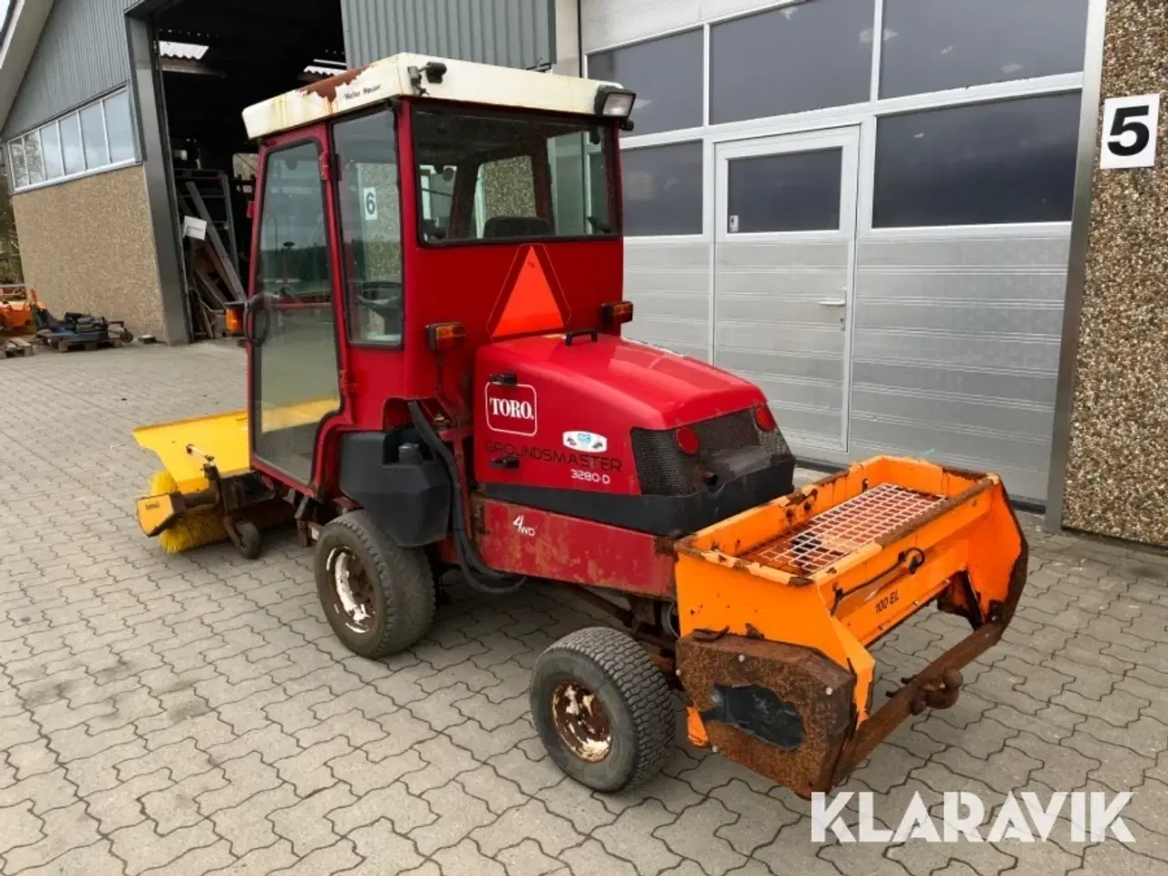 Billede 2 - Redskabsbærer Toro Groundmaster 3280D med kost og saltspreder