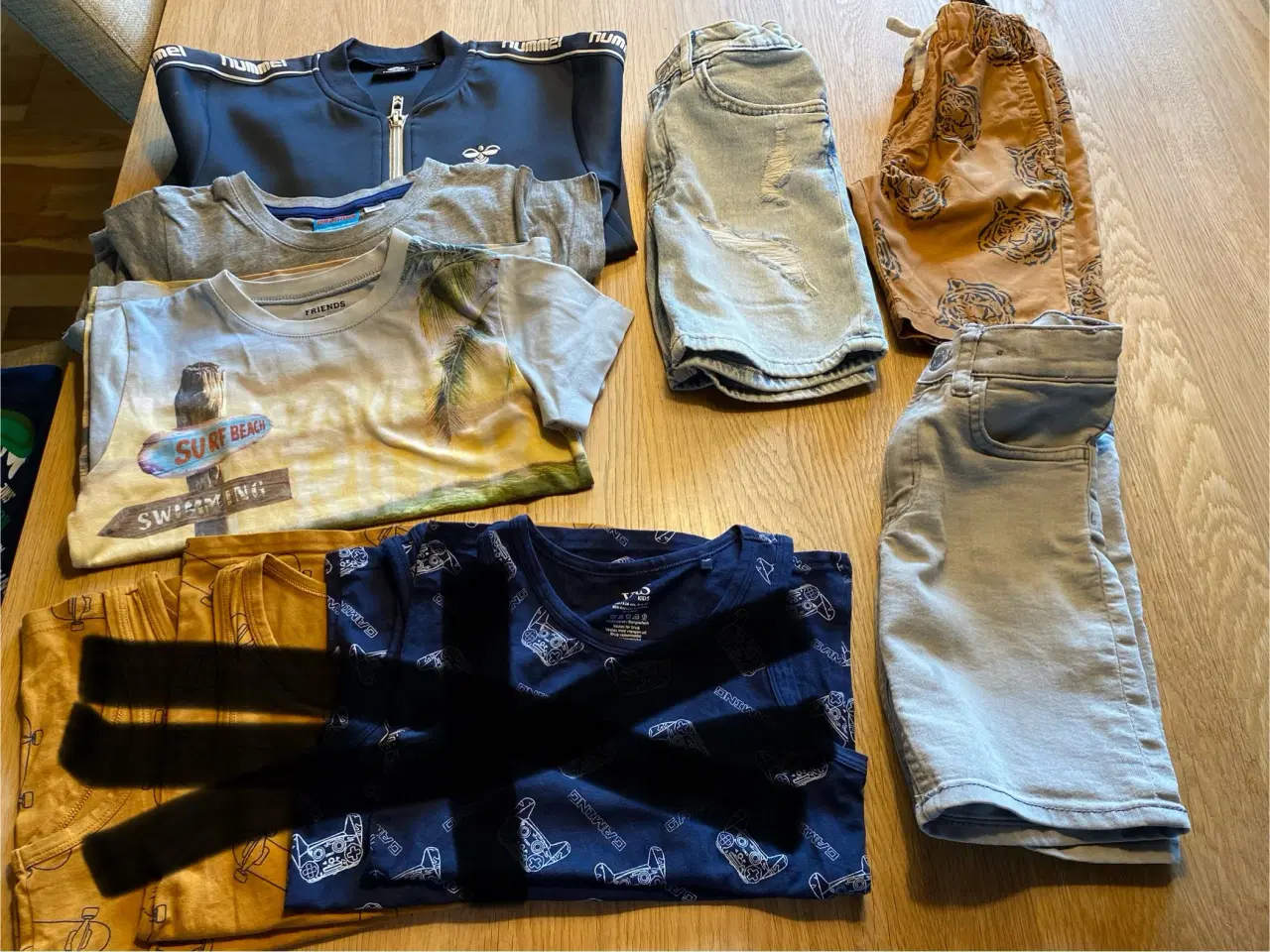 Billede 9 - Skjorte, sorte bukser, vest 110, Hummel jakke 110