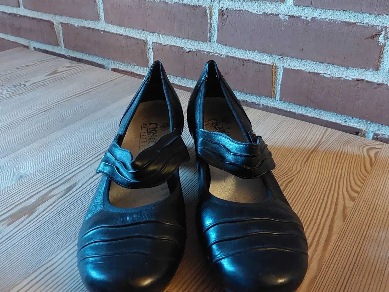 Billede 2 - Flotte Riekersko med hæl.