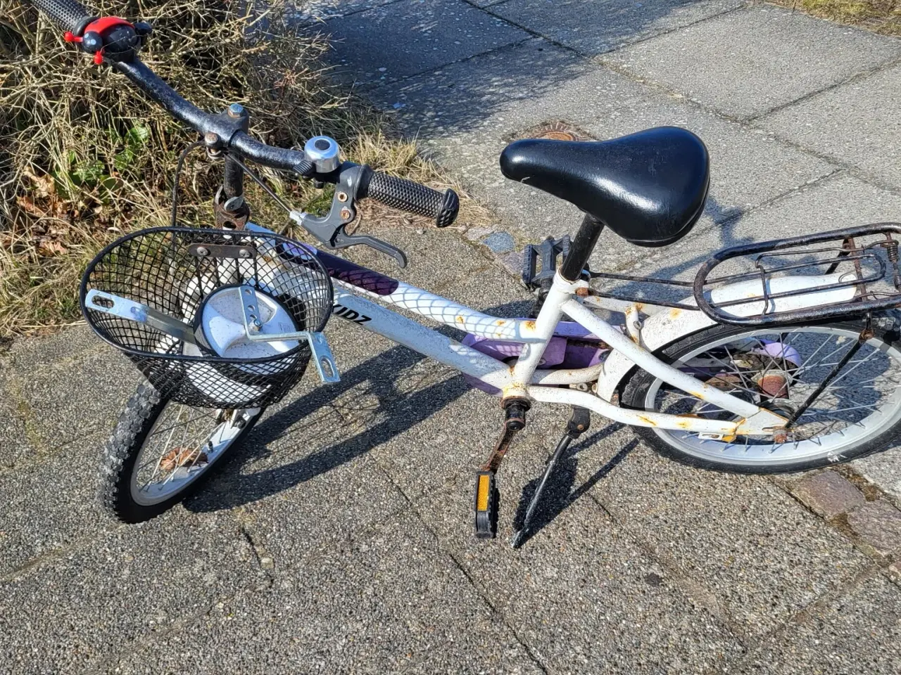 Billede 4 - To pigecykler sælges str 4-6 år.