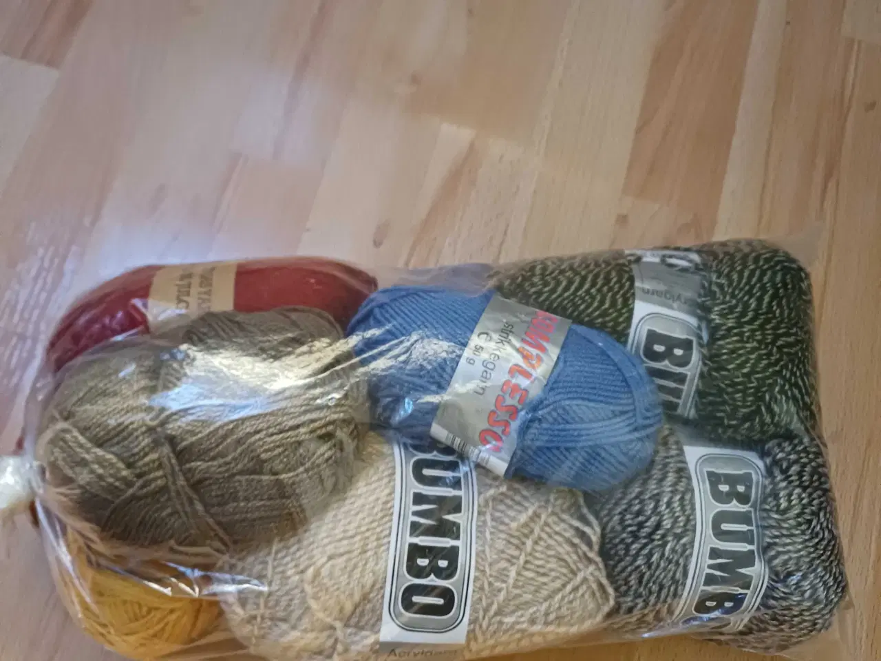 Billede 2 - 625g blandet akryl garn