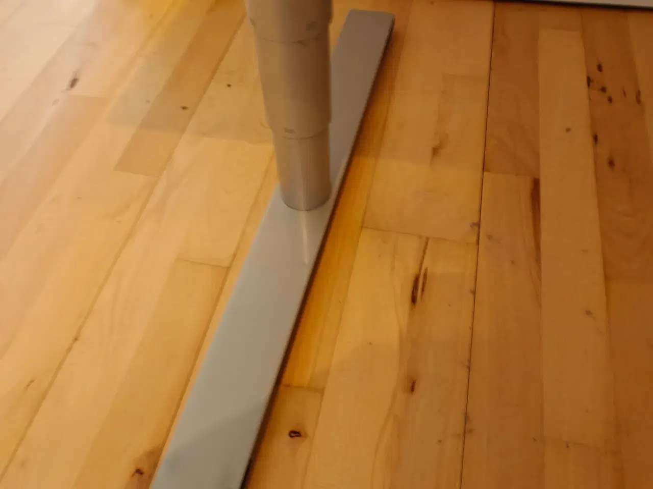 Billede 10 - Hvidt hæve-sænke skrivebord + Skuffeelement