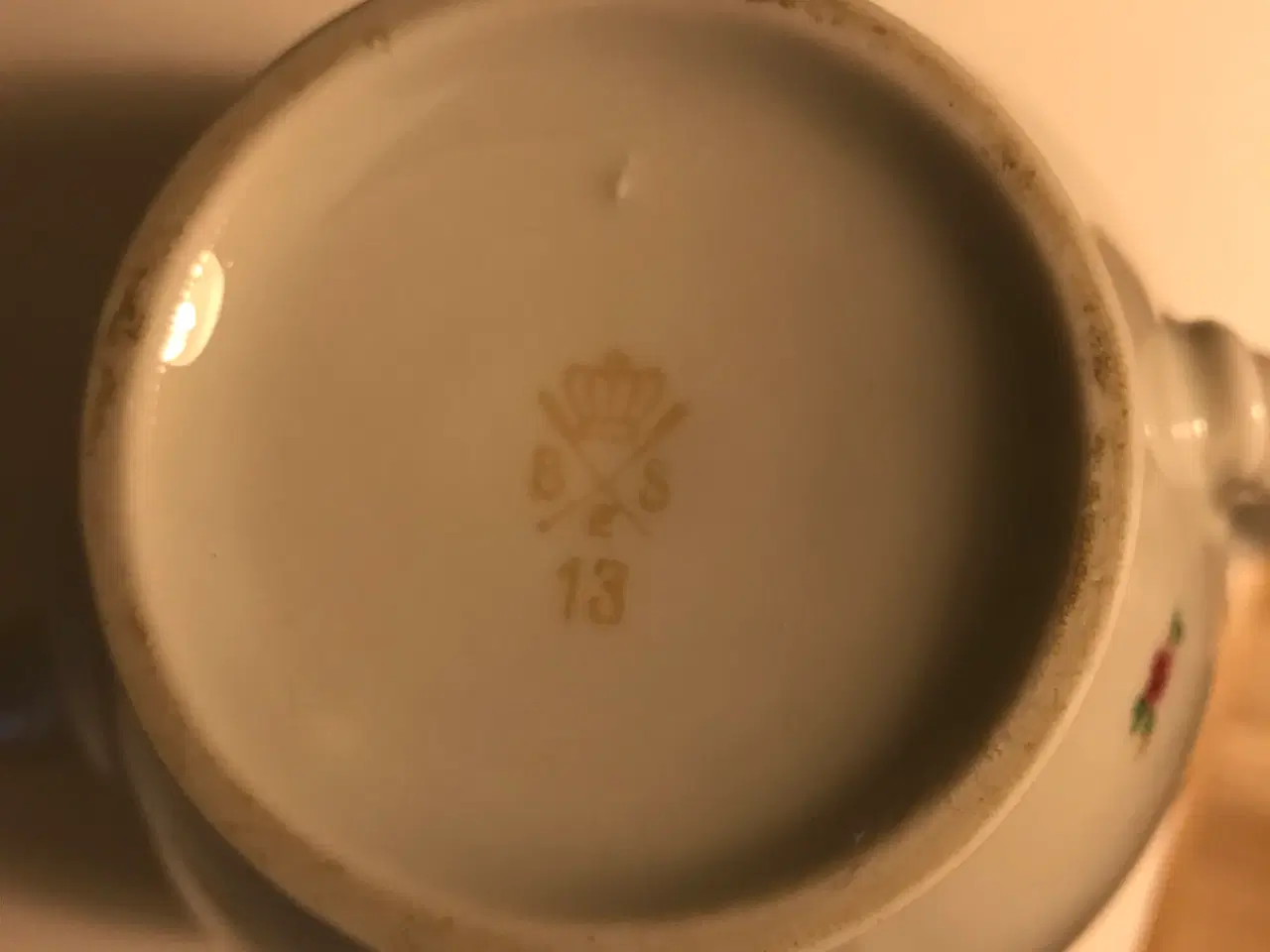 Billede 2 - Lille porcelænskande med låg blomster og guld kant