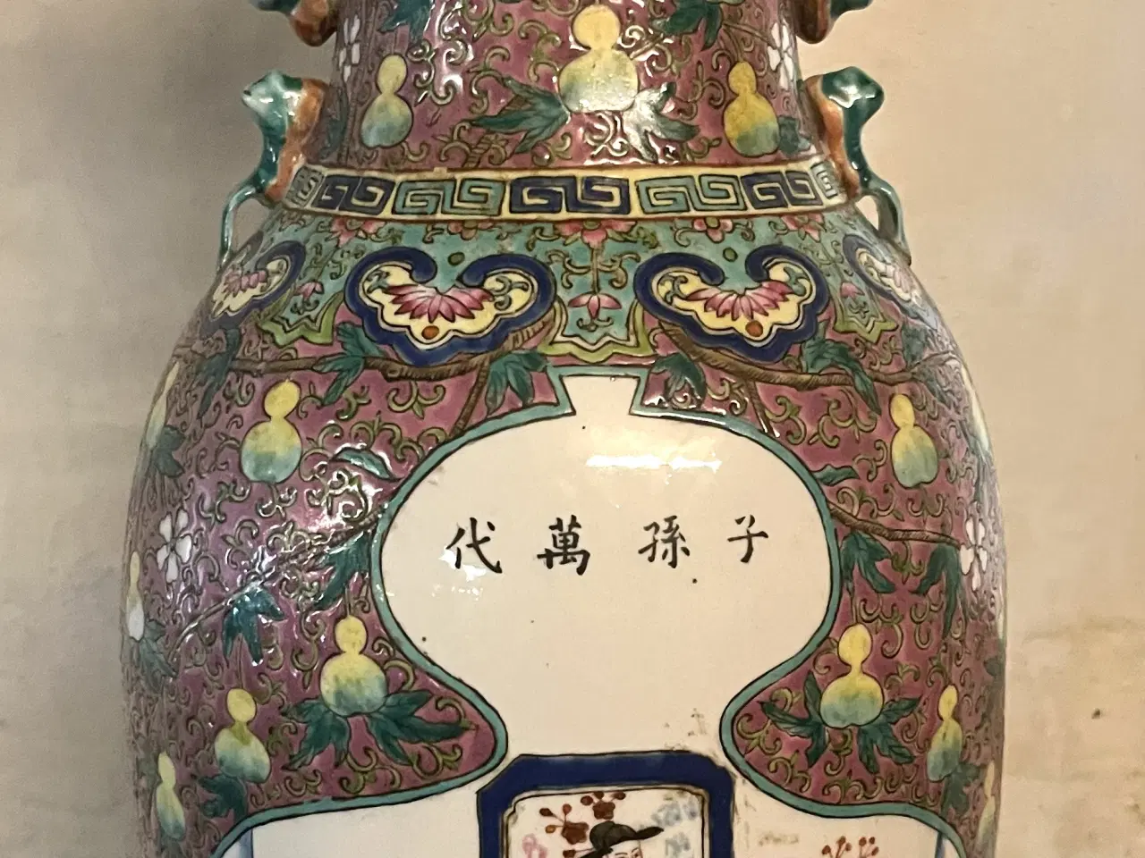 Billede 1 - Kina 45 cm. vase m. motiv 2 sider og stempel bund