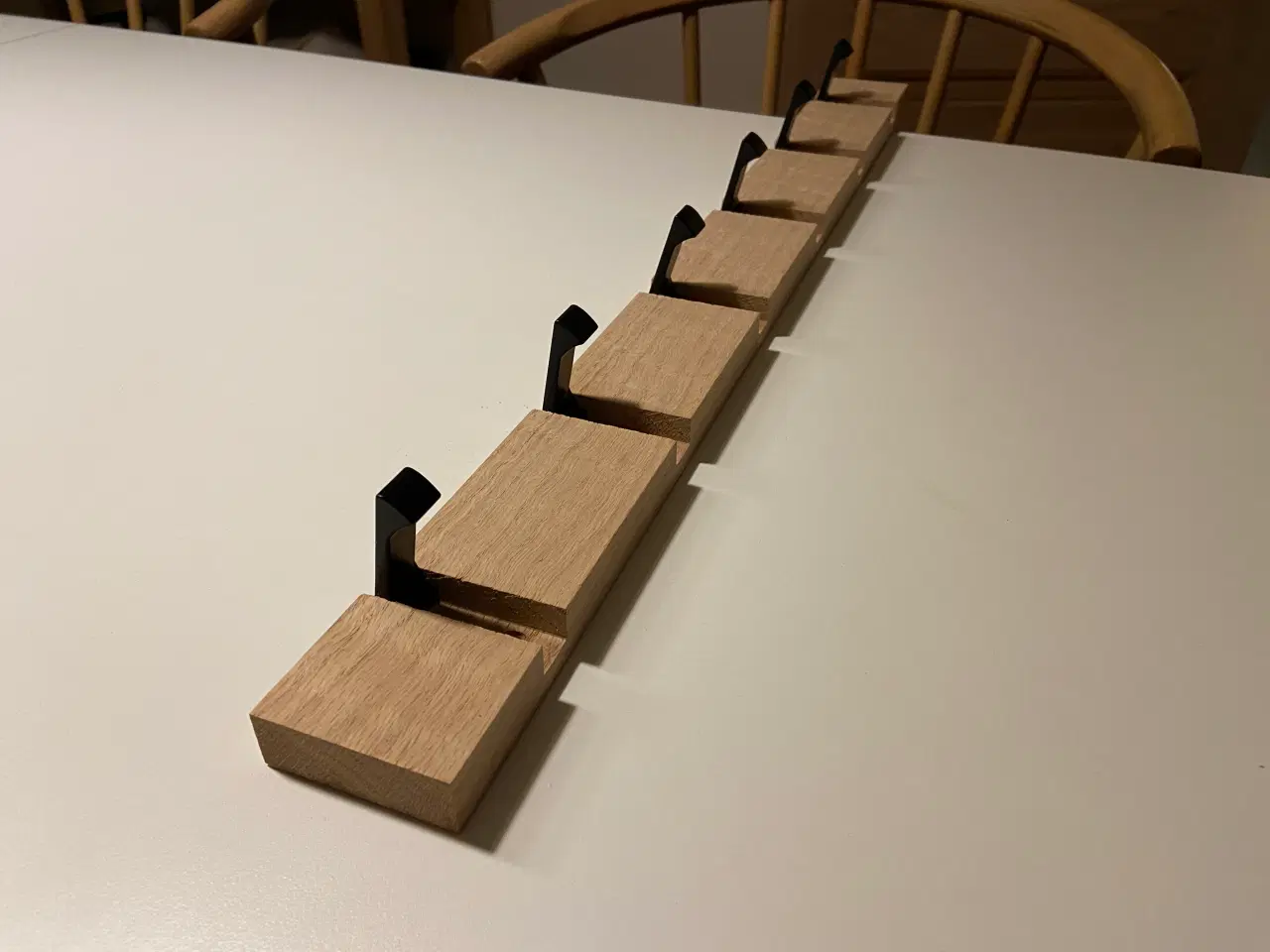 Billede 2 - Flot knagerække i lyst træ, med sorte tangenter