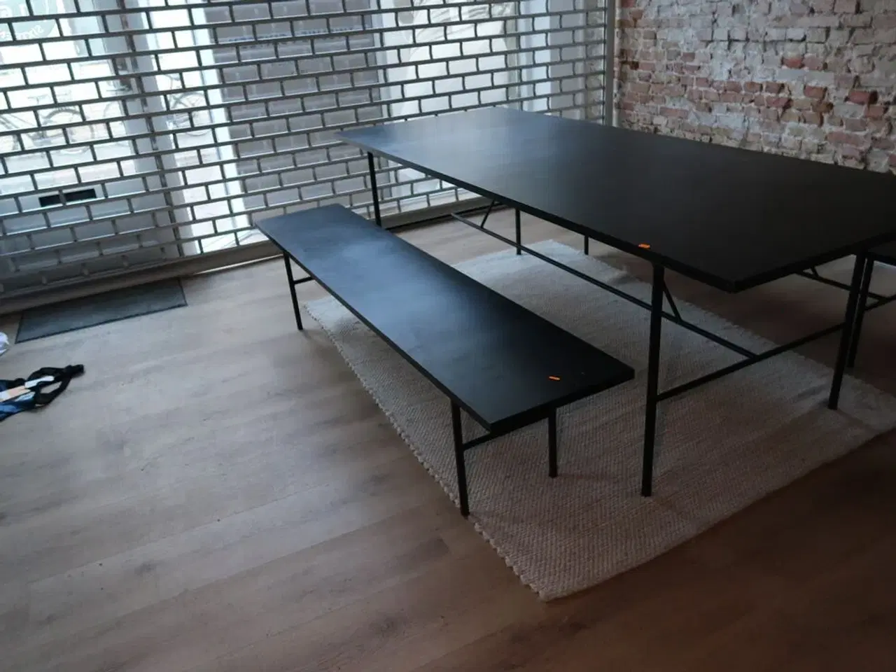 Billede 2 - Bord med 2 stk. bænke samt gulvtæppe